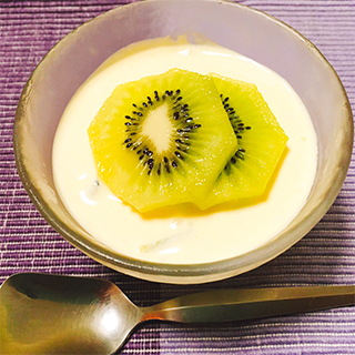 ヨーグルトとバニラアイス、キウイをのせて
